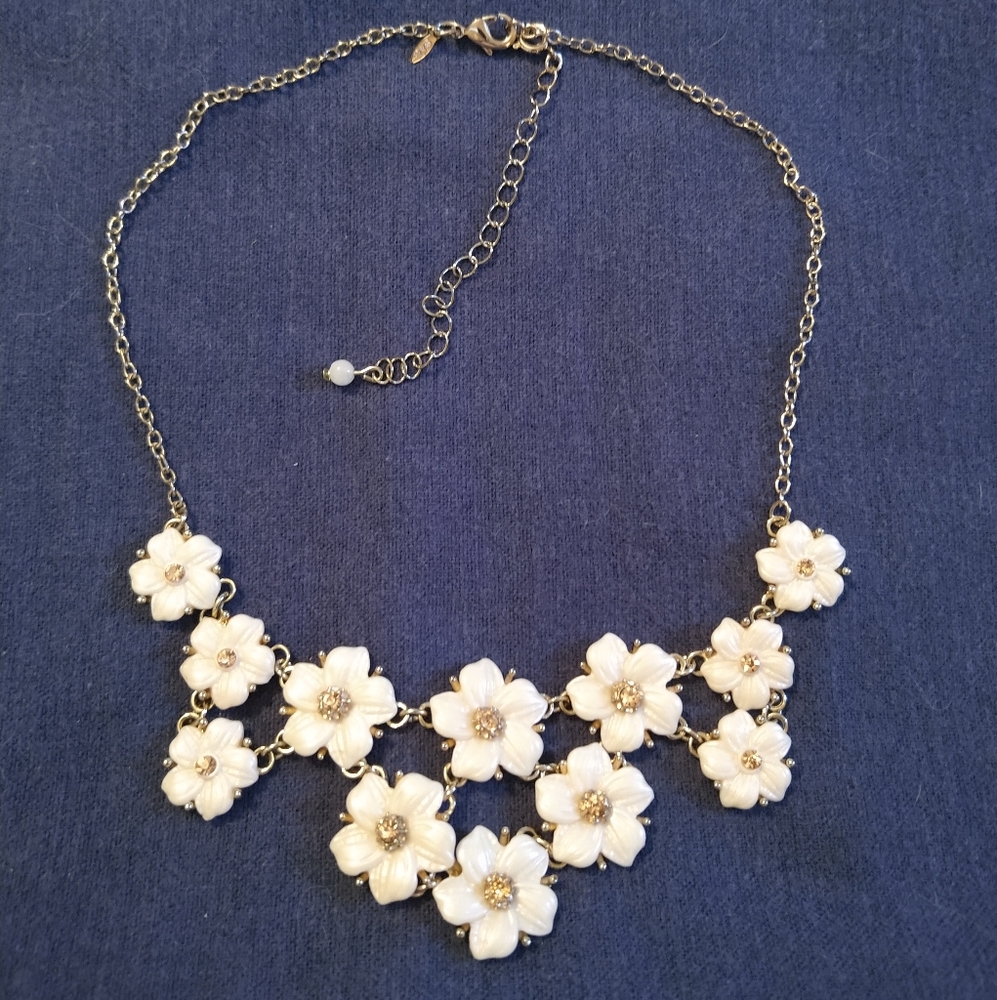 3 for💲25🌟flower choker necklace SAQ Avon pretty & delicate gold-tone floral